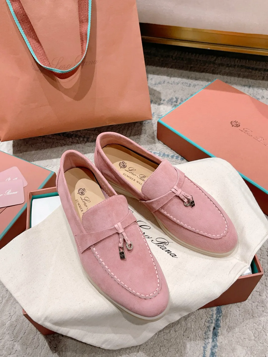 Factory price: 520💰4050 new color. Original purchase, 1⃣️: 1⃣️ folded and developed, Loro Piana professional model to try on feet, quality purchase level, flash sale of common products on the market, welcome to compare, original packaging. Fabric: Imported from Italy🐑High mercerized shearling, Lining: Hand-sewn mark thread in water-dyed cowhide imported from Italy🧵, high-end and elegant. Comfortable on the feet. Size: Women's 35-42 (41, 42) customized, non-returnable, men's 38-45 (46, 47, 48) customized, non-refundable. Fashionable boutiques that you can’t miss, a must-have item